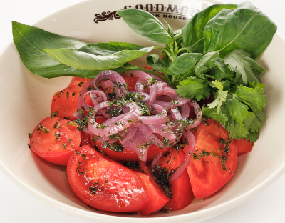 Изображение Спелые томаты с красным луком и базиликом