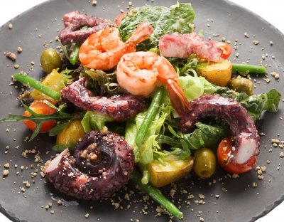 Изображение Теплый салат с осьминогом и креветками