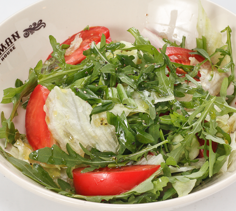 Салат из свежих овощей и зелени с маслом